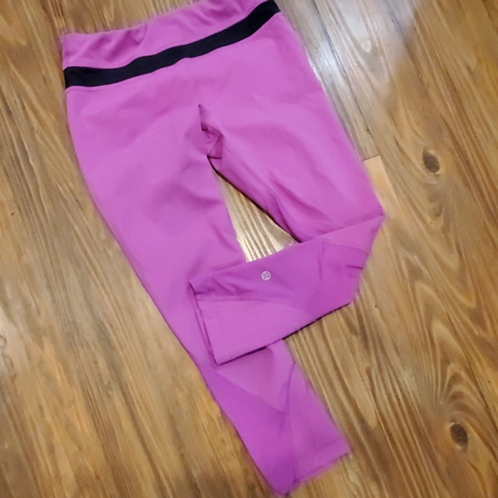 EUC Lululemon magenta running crops 4